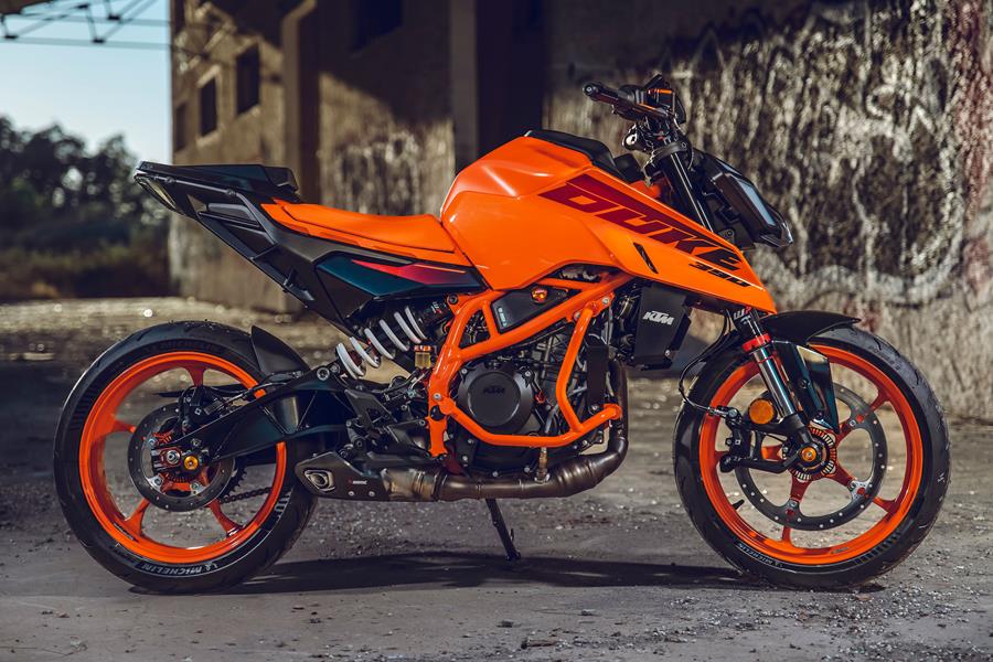 2024 KTM 390 Duke right side static