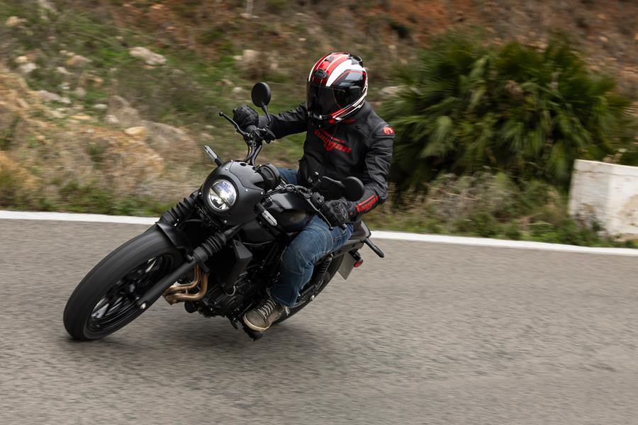 2024 Kawasaki Eliminator 500 cornering quickly