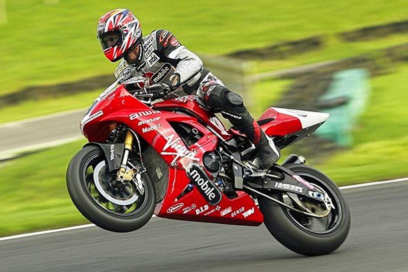 2002: Virgin Yamaha at Cadwell BSB