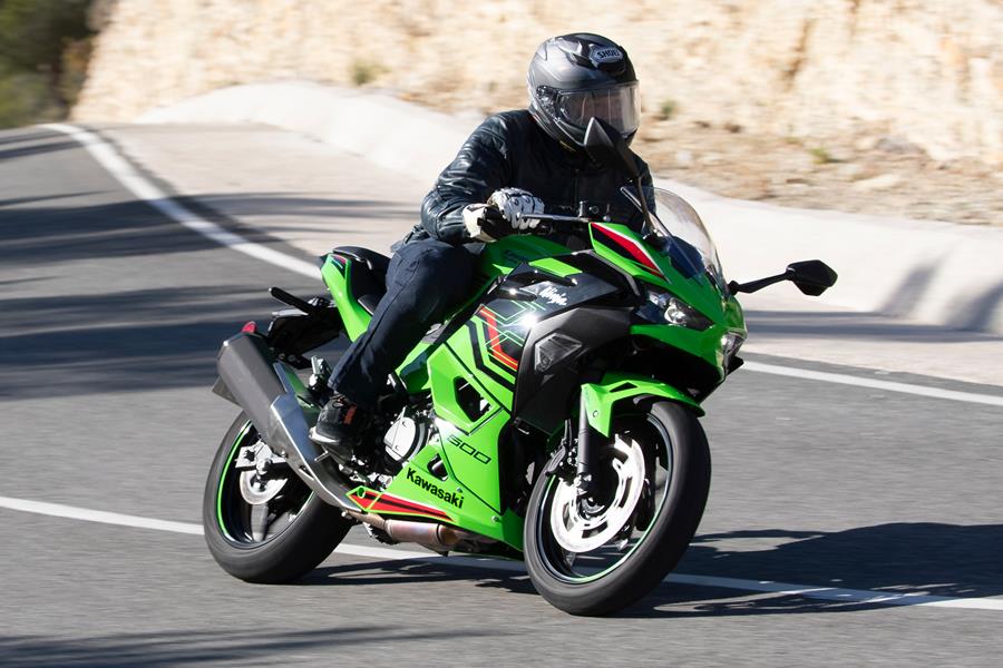 Kawasaki Ninja 500 handling test on the road