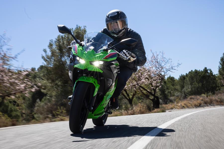 Kawasaki Ninja 500 left turn front action shot