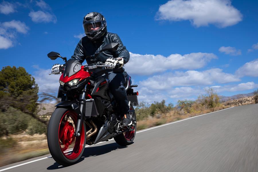 2024 Kawasaki Z500 front left action shot