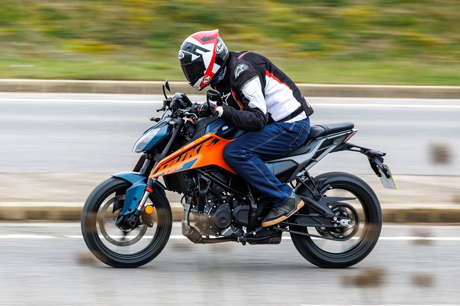 2024 KTM 125 Duke racing tuck on the road