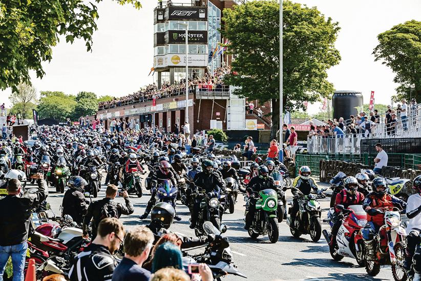 Simon Andrews Legacy Lap at the Isle of Man TT