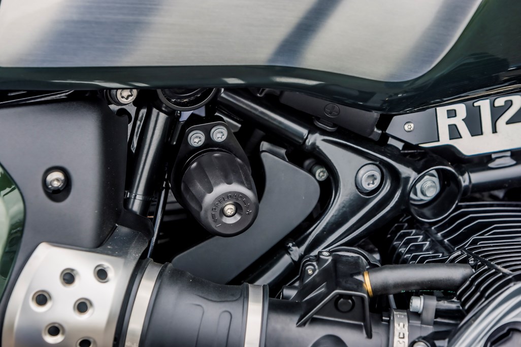 BMW R12 nineT vs Triumph Speed Twin 1200 Comparison