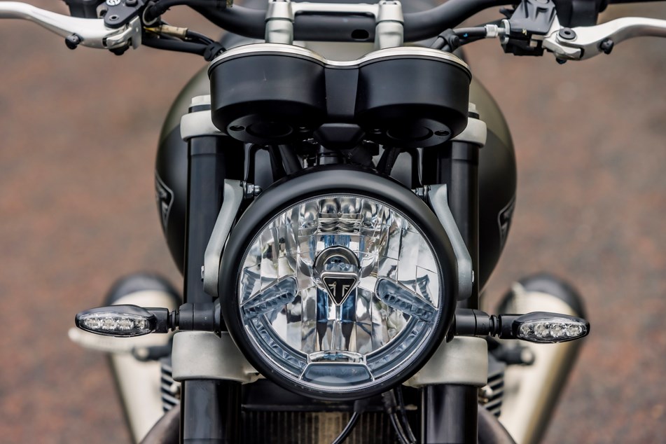 BMW R12 nineT vs Triumph Speed Twin 1200 Comparison