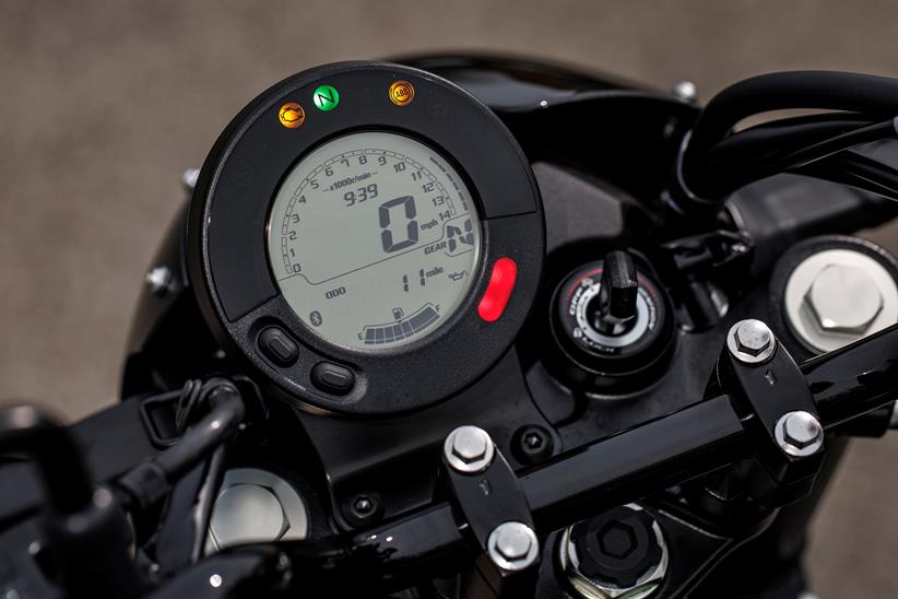 Kawasaki Eliminator 500 close up of central ignition and clock dash