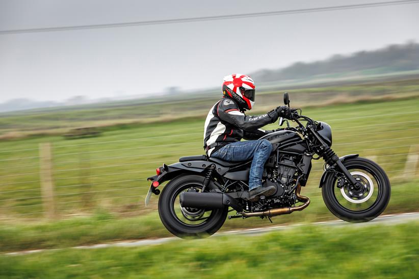 Kawasaki Eliminator 500 side shot as the bike and rider pull away