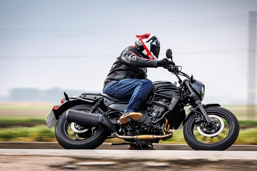 Kawasaki Eliminator 500 side shot leaning into a left hand corner