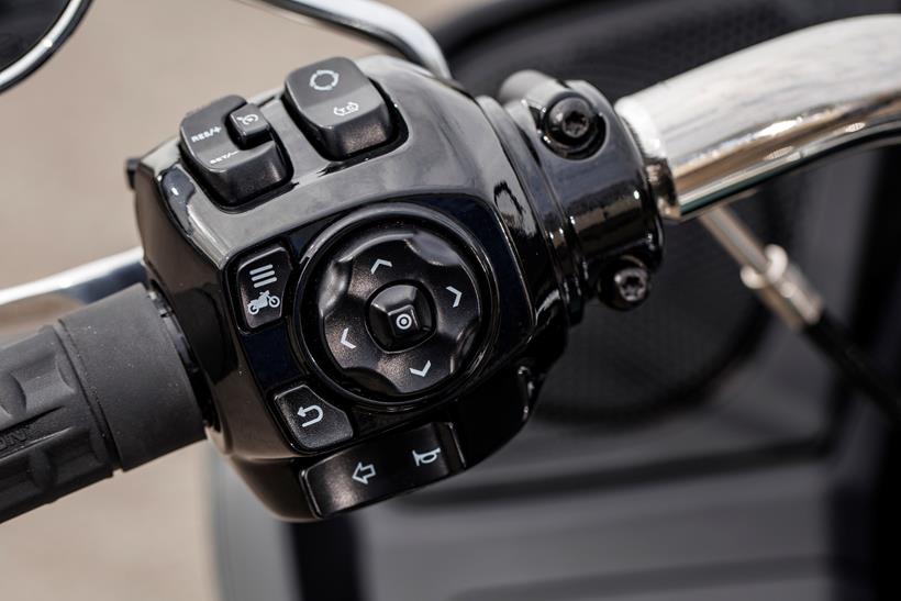 Indian Challenger Dark Horse vs Harley-Davidson Road Glide - close up detail of the Harley's left hand switch gear