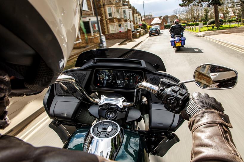 Indian Challenger Dark Horse vs Harley-Davidson Road Glide - Harley's cockpit with tall handlebars