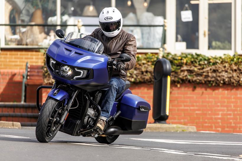 Indian Challenger Dark Horse vs Harley-Davidson Road Glide -Indian tackling a slow speed  junction