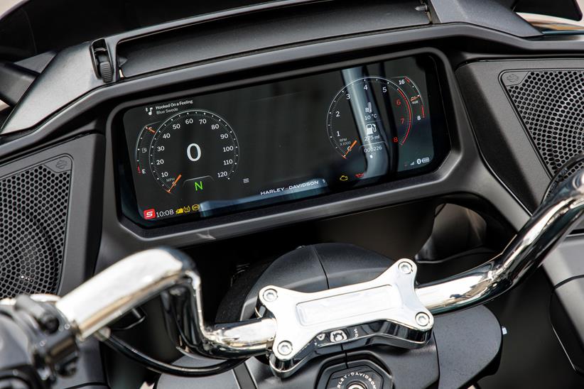 Indian Challenger Dark Horse vs Harley-Davidson Road Glide - close up picture of the Harley's dash