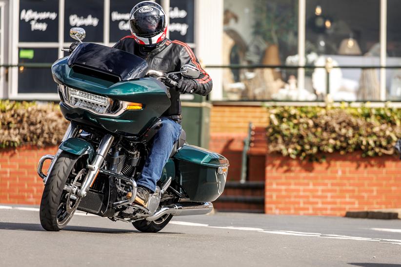 2024 Indian Challenger Dark Horse vs Harley-Davidson Road Glide - Harley slow turning from out of a junction