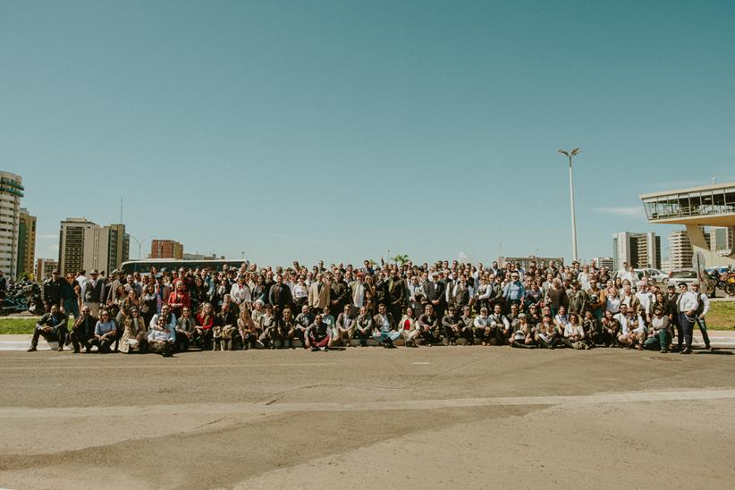 Huge crowd of DGR attendees gather for a picture - Credit Distinguished Gentleman's Ride