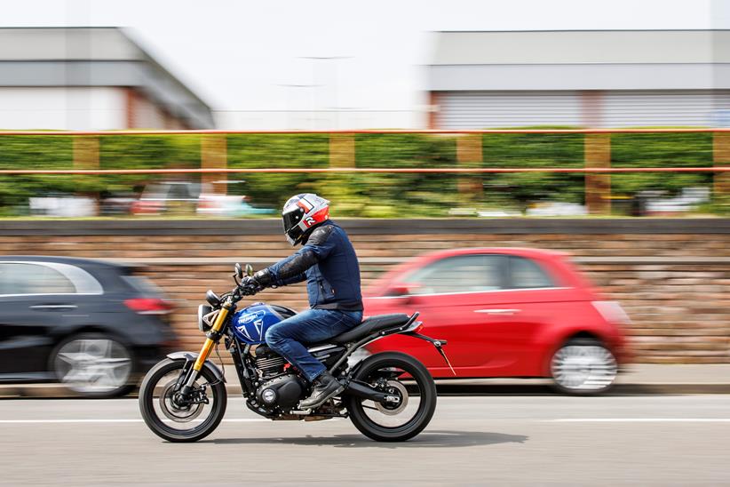 2024 Triumph Speed 400 - riding on high street