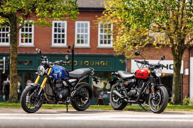 2024 Triumph Speed 400, Royal Enfield HNTR 350 - static shop outside pub