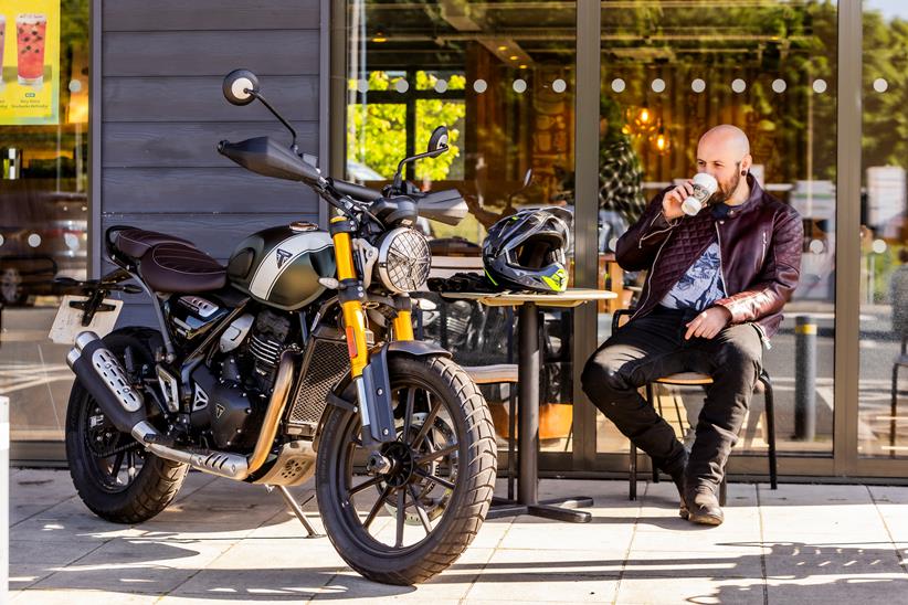 MCN fleet Triumph Scrambler 400 X coffee stop