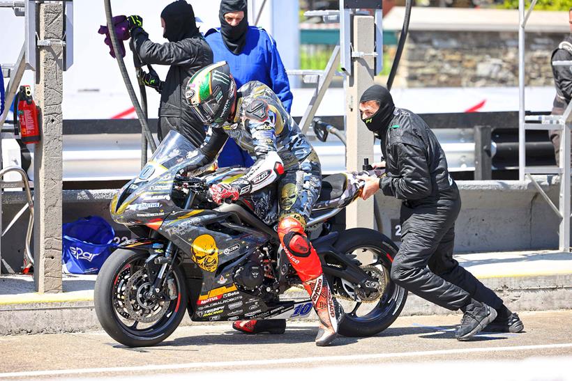 Pitstop in IOM TT Supersport race