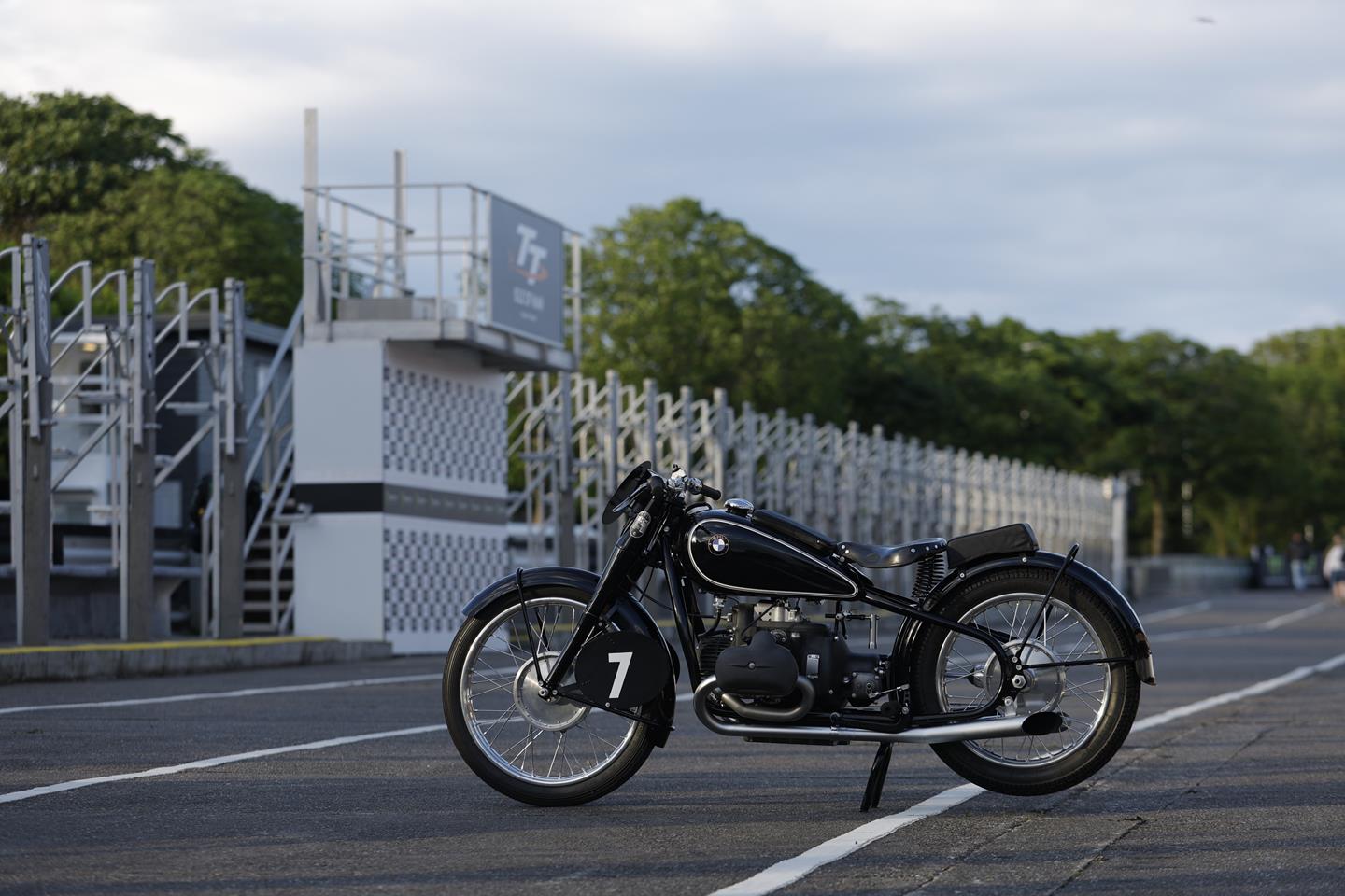 BMW restore 1937 255 Kompressor twin-cylinder race bike