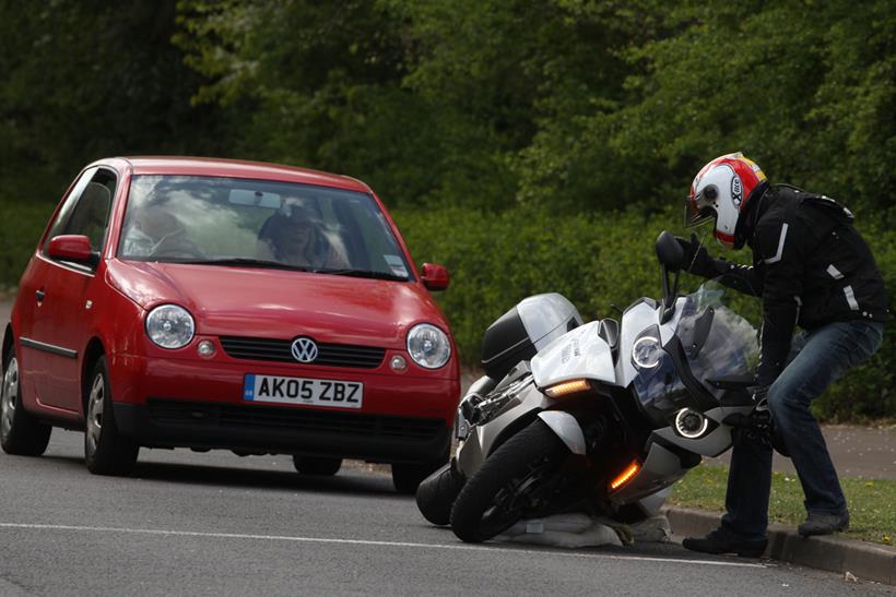 Rider struggles to pick up fallen BMW K1600