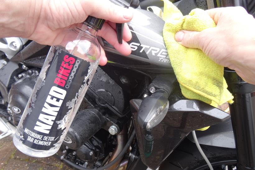 Using a tar remover on a motorcycle