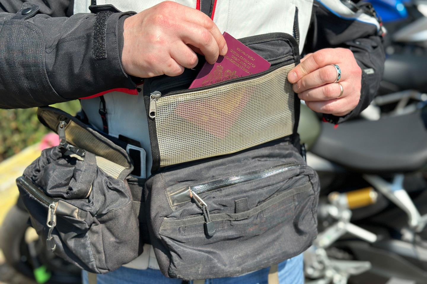 Kriega R8 waistbag review | Practical, quality luggage