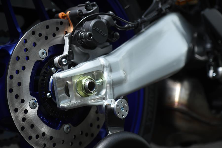 2024 Yamaha MT-09 SP detailed shot of its brushed aluminium swing arm