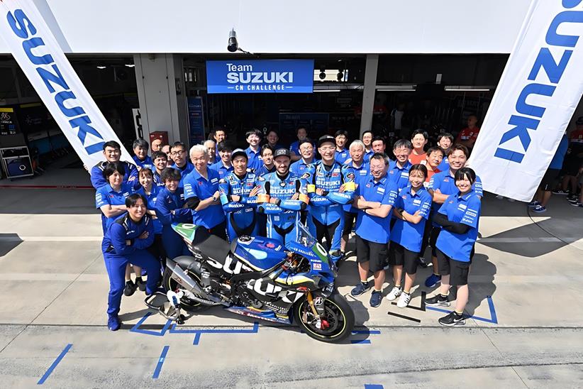 Team Suzuki CN with the bike used in the Suzuka Eight Hours