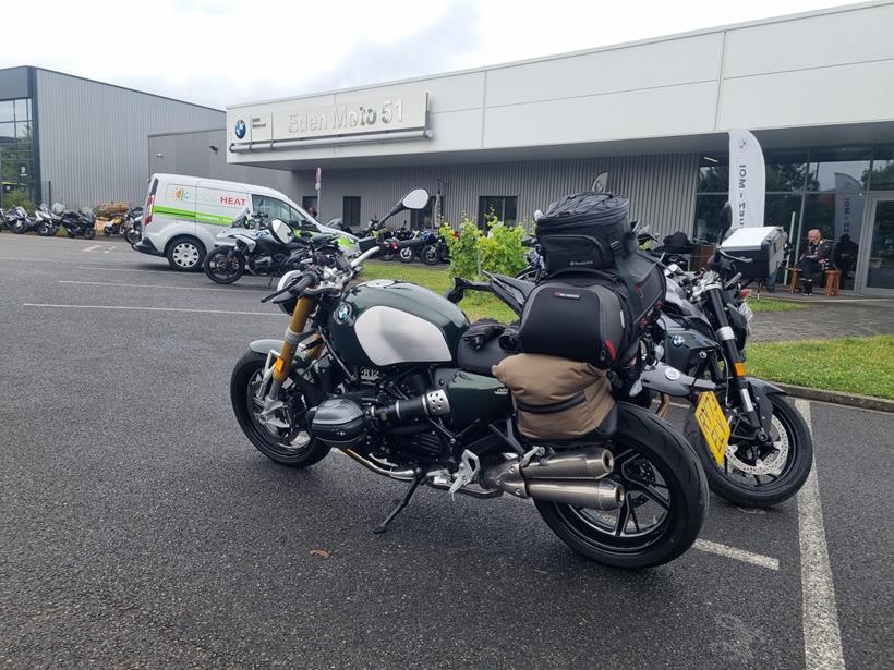 An emergency stop in Reims with the BMW R12 NineT