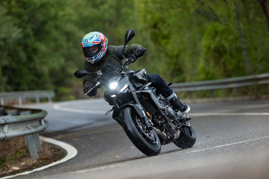 2024-on Yamaha MT-09 Y-AMT riding into a corner