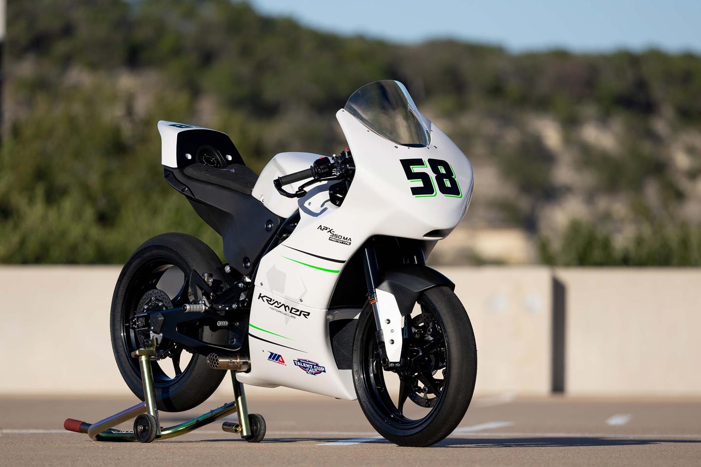 2️⃣点 Krämer race bike is powered by KTM's 350 EXC-F enduro engine