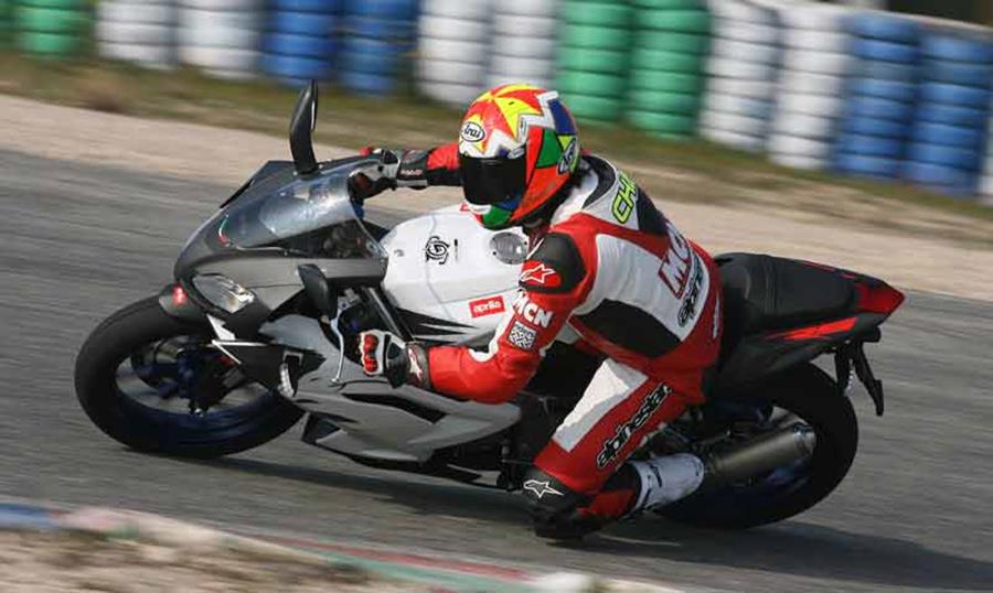 Aprilia RS125 ridden on track with knee down. What a great 125