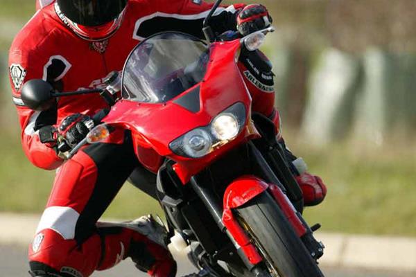 Aprilia Tuono 125 motorcycle review - Riding