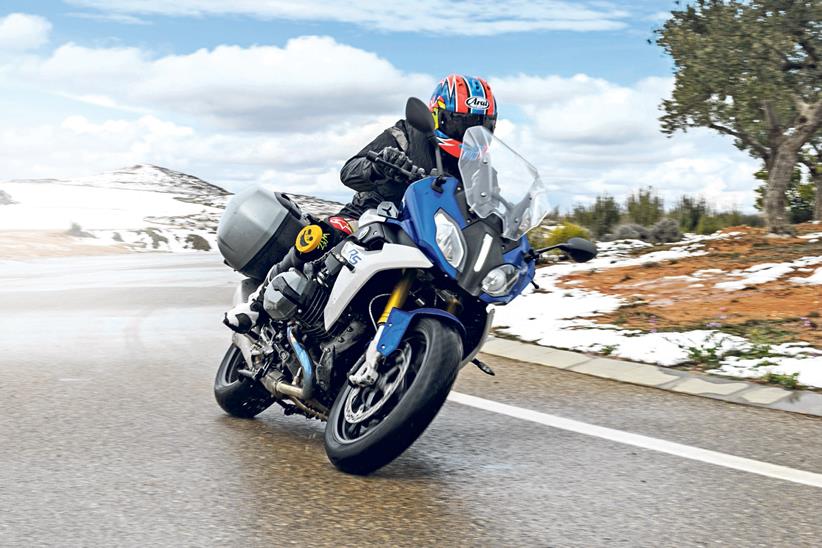 MCN's 'Neevesy' riding in snow