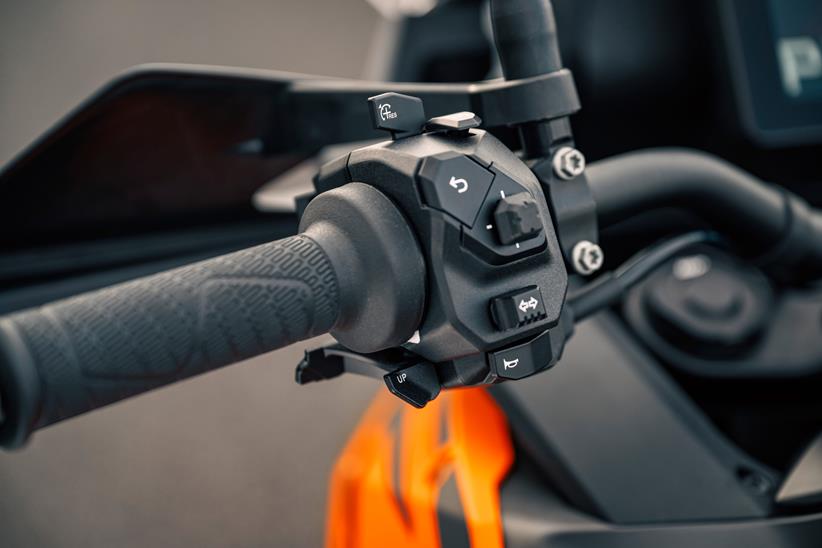 KTM 1390 Super Adventure S Evo switchgear