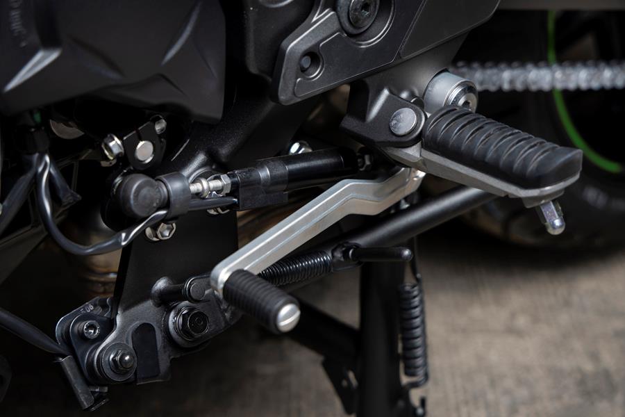 2025-on Kawasaki Versys 1100 SE quick shifter detail