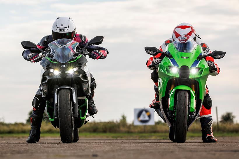 Kawasaki Ninja 7 Hybrid and ZX-10R line up against eachother