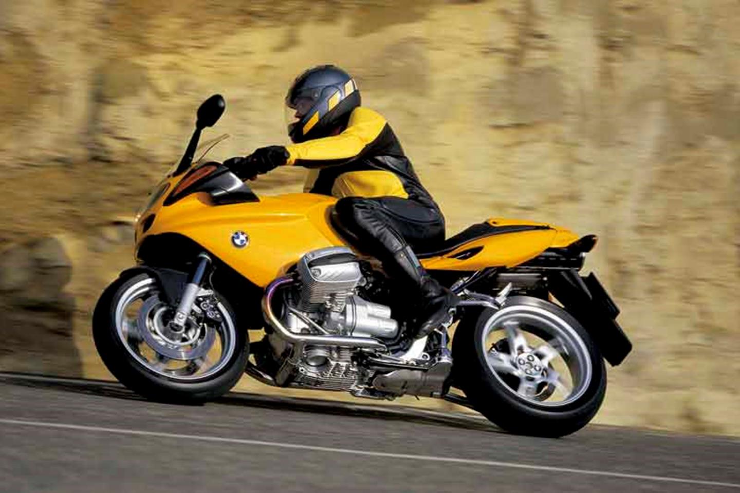 Atlas motor bike BMW R1100S Yellow 1-24 Scale New in Case 
