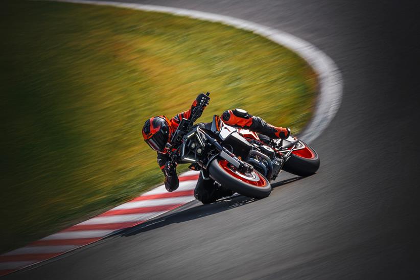 Cornering on track with the KTM 990 Duke R