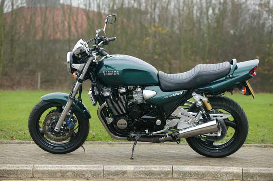 Yamaha XJR1300 in green on sidestand