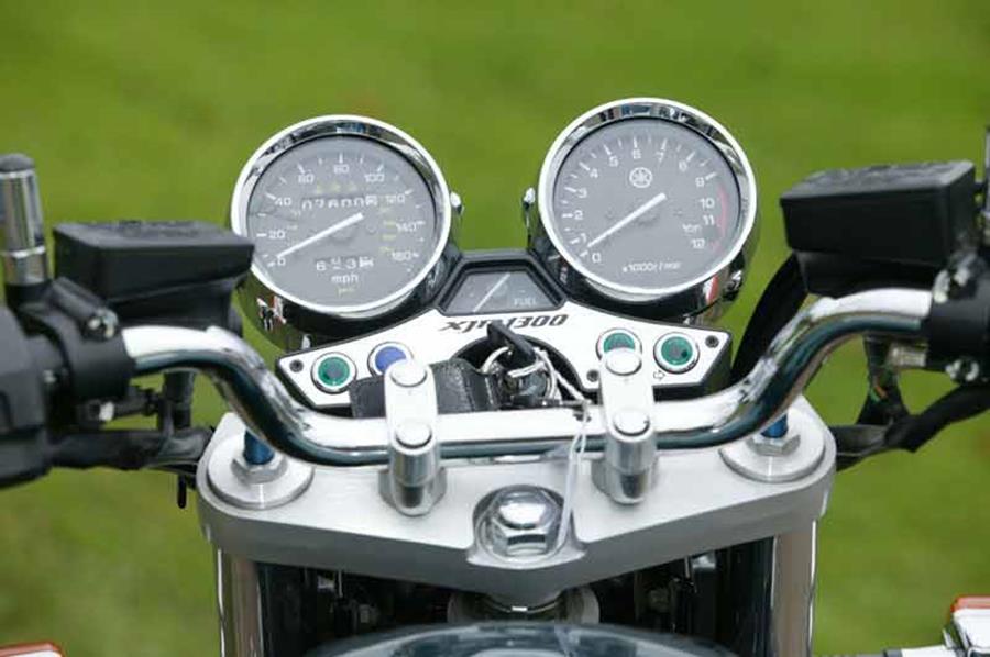 Yamaha XJR1300 clocks