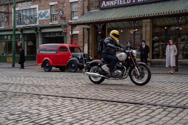 2025-on Royal Enfield Classic 650 riding on a cobbled street