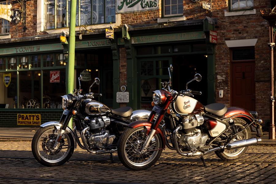 2025-on Royal Enfield Classic 650 shot of both colour schemes