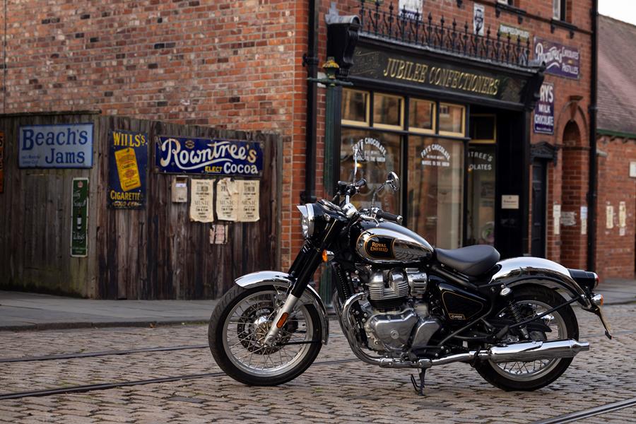 2025-on Royal Enfield Classic 650 static shot on cobbles