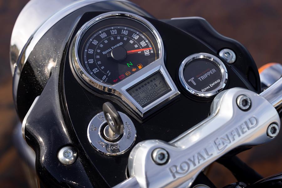 2025-on Royal Enfield Classic 650 detailed shot of dash