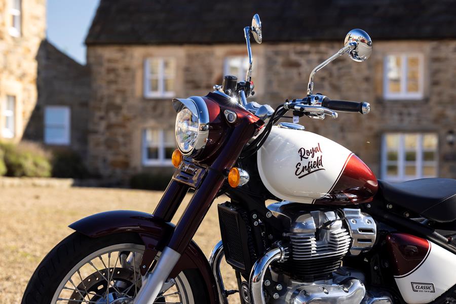 2025-on Royal Enfield Classic 650 detailed shot of paint and finish