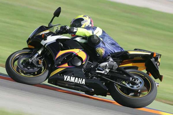 Yamaha YZF-R6 motorcycle review - Riding