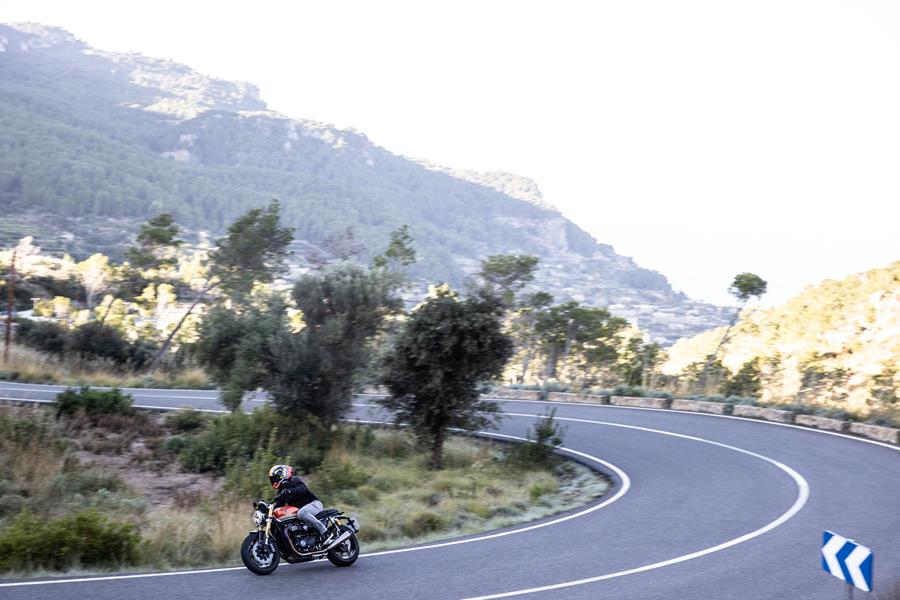 2025-on Triumph Speed Twin 1200RS powering out a corner