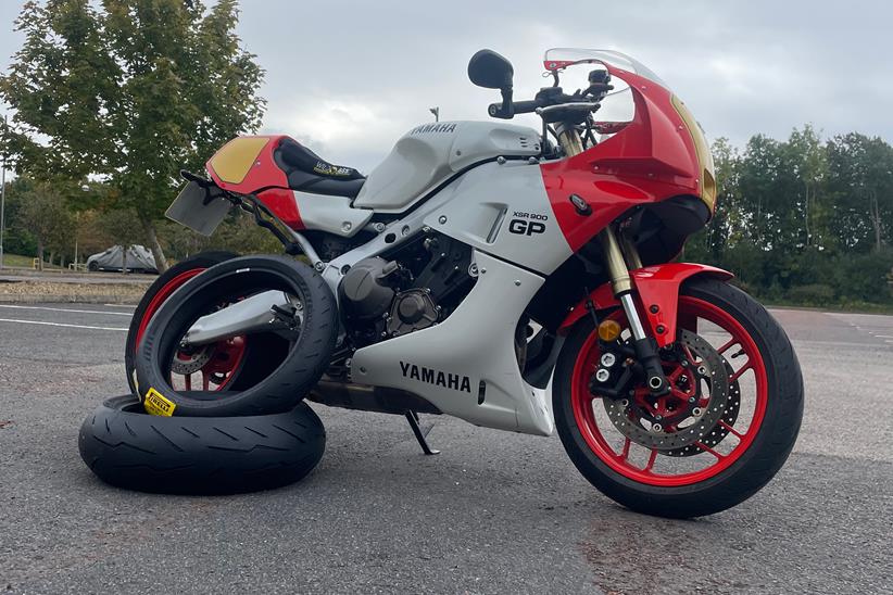 Yamaha XSR900 GP tyre change